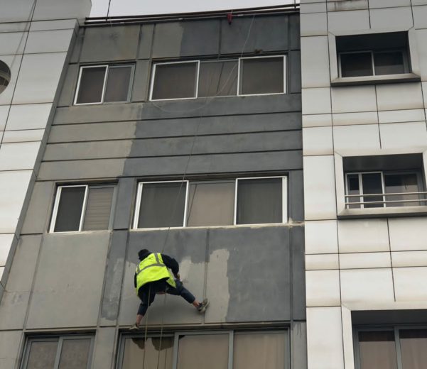 نماشویی ساختمان - شستشوی نمای خانه - شستشوی ظاهر ساختمان با طناب - راپل