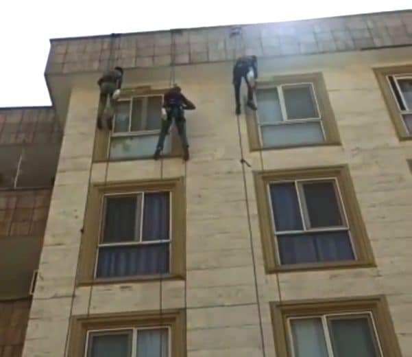 راپل - نماشویی - اببندی نما - طنابکار - کار در ارتفاع - پیچ و رولپلاک نمای ساختمان