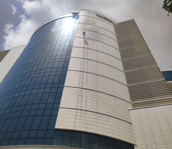 ساختمان شویی - شستشوی ساختمان - نما ساختمون - نما ساختمونی - طنابکار - کار در ارتفاع راپل